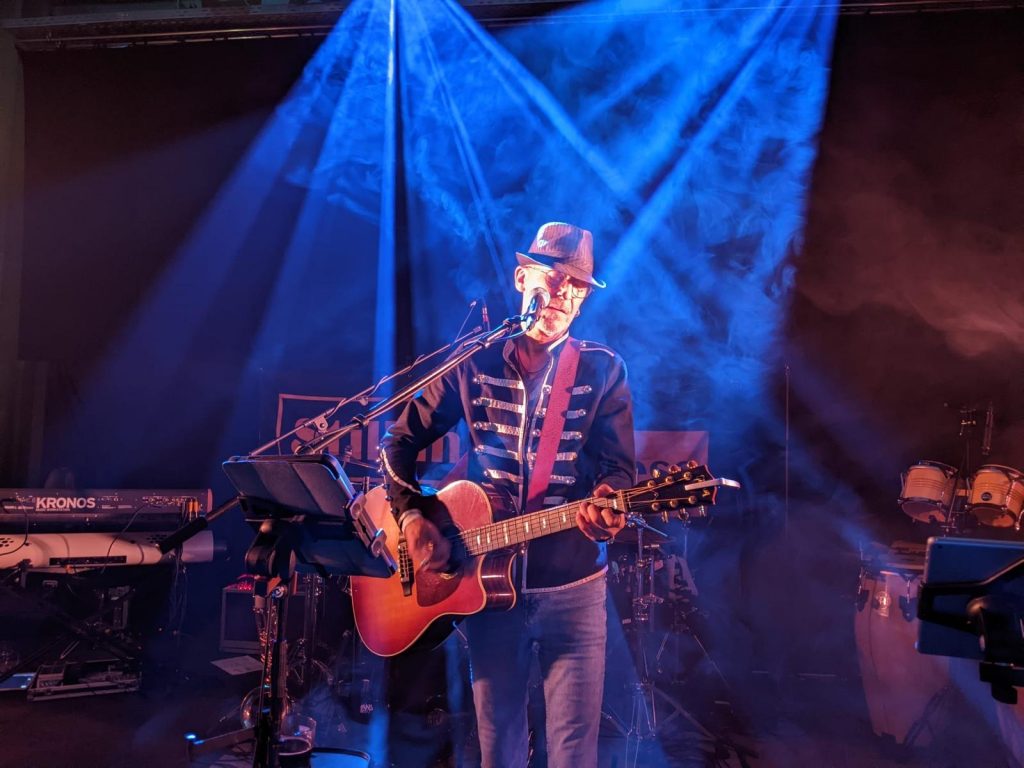 Moert mit der Gitarre am Mikrofon.